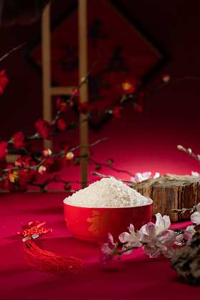 中国传统特色瓷碗盛大米照片