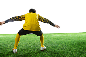 守门员张开手臂站着球场上