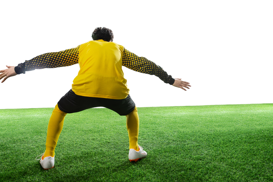 守门员张开手臂站着球场上