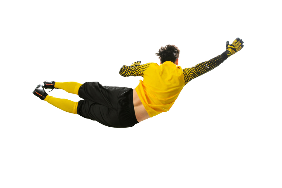 球场上扑球的守门员