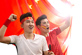 兴奋的球迷欢呼庆祝获胜