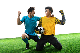 足球运动员庆祝获胜