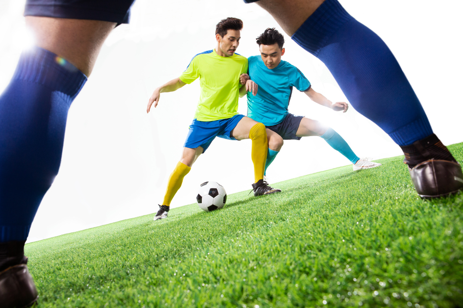 足球运动员在球场上踢球图片 足球运动员在球场上踢球图片