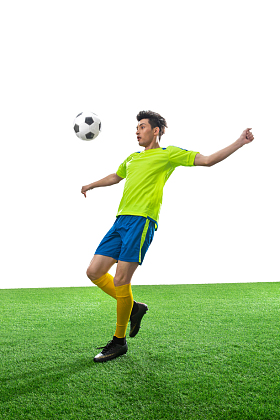 一名男足球运动员踢球图片