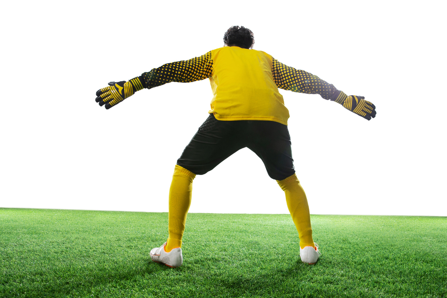 守门员张开手臂站着球场上