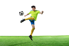 一名男足球运动员踢球照片