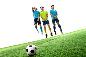 足球运动员在球场上踢球图片