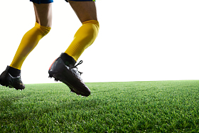 足球运动员在球场