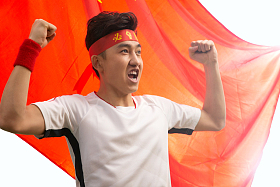 兴奋的球迷庆祝获胜