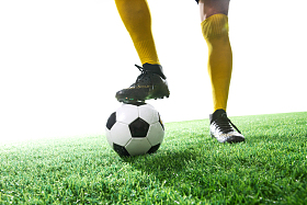 足球运动员和足球照片