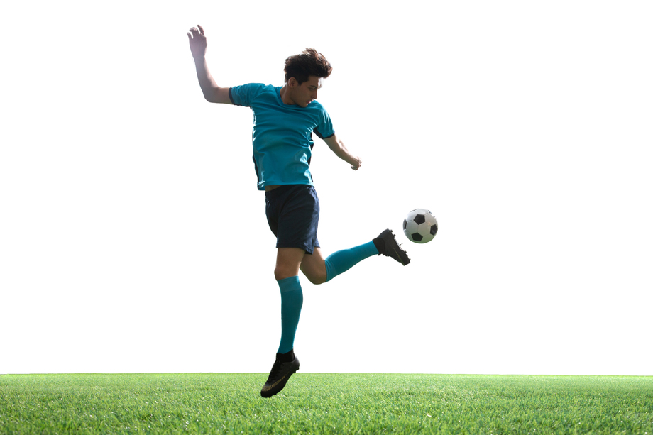 一名男足球运动员踢球 一名男足球运动员踢球