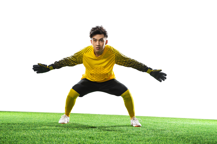 守门员站在足球场上照片 守门员站在足球场上照片