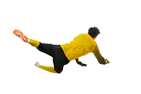 球场上扑球的守门员图片