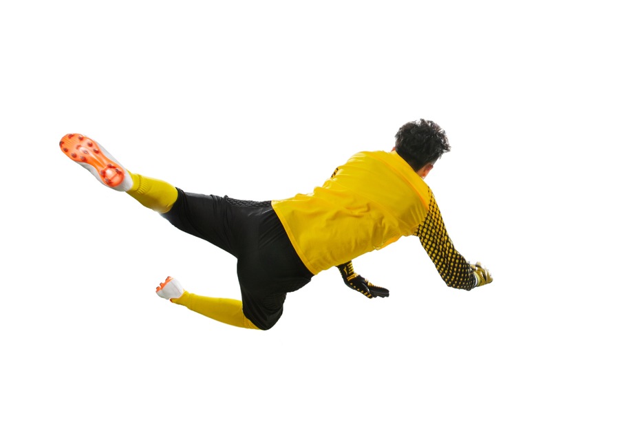 球场上扑球的守门员图片