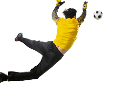 球场上扑球的守门员照片