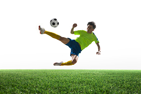 一名男足球运动员踢球照片