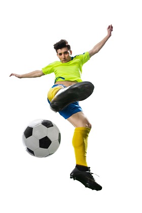 一名男足球运动员踢球图片