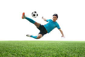 一名男足球运动员踢球图片