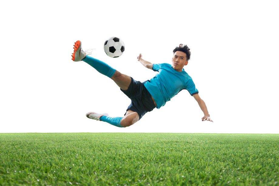 一名男足球运动员踢球图片 一名男足球运动员踢球图片