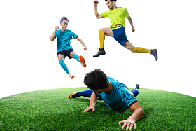 足球运动员在球场上踢球图片