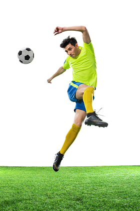 一名男足球运动员踢球照片