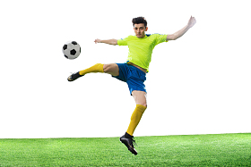 一名男足球运动员踢球图片