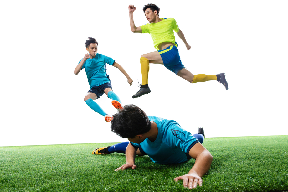 足球运动员在球场上踢球照片 足球运动员在球场上踢球照片