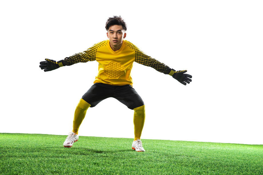 守门员站在足球场上 守门员站在足球场上