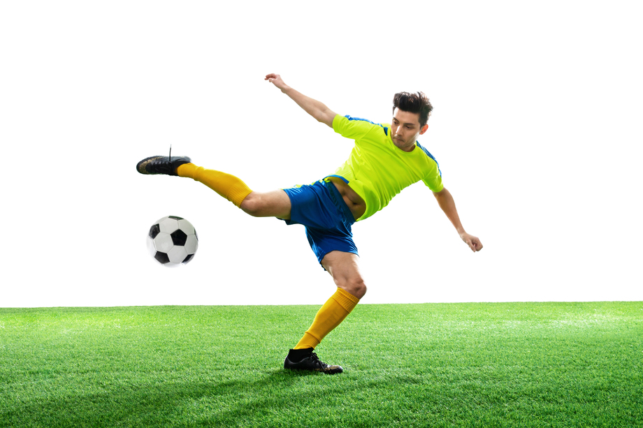 一名男足球运动员踢球图片