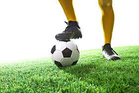 足球运动员和足球照片