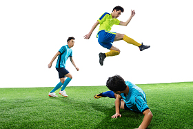 足球运动员在球场上踢球图片