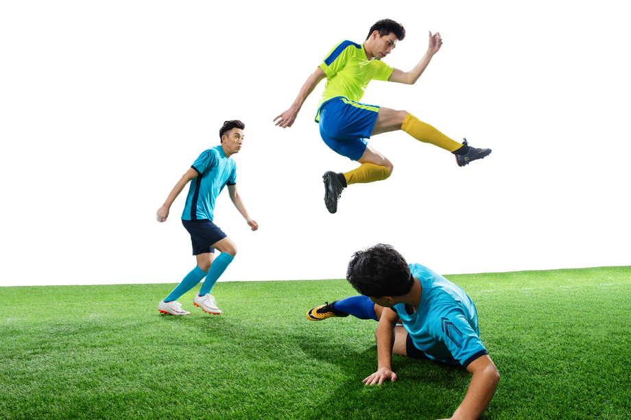 足球运动员在球场上踢球图片 足球运动员在球场上踢球图片