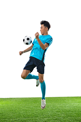 一名男足球运动员踢球图片