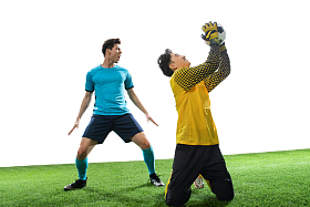 足球运动员庆祝获胜图片