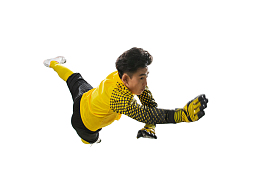 球场上扑球的守门员