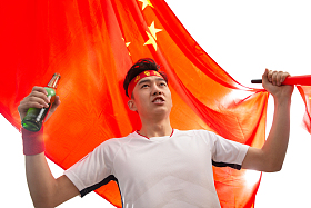 兴奋的球迷庆祝获胜