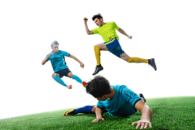 足球运动员在球场上踢球图片