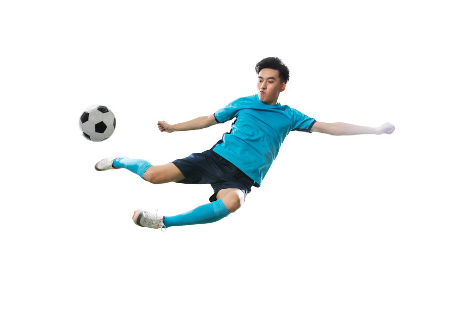 一名男足球运动员踢球照片 一名男足球运动员踢球照片