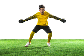 守门员站在足球场上