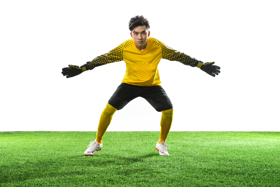 守门员站在足球场上 守门员站在足球场上