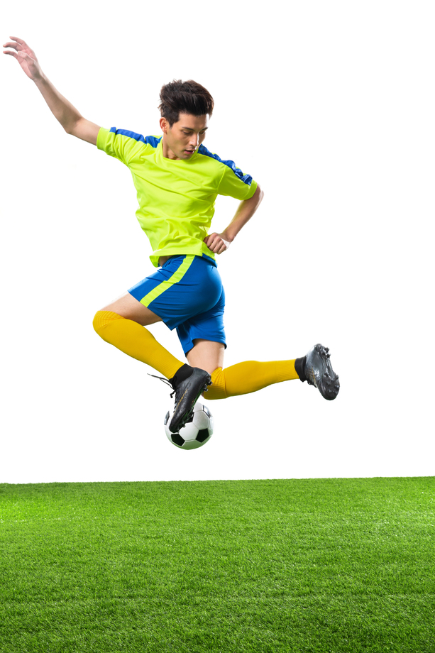 一名男足球运动员踢球照片 一名男足球运动员踢球照片