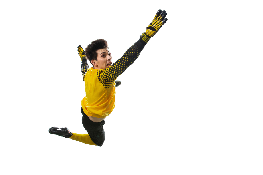 球场上扑球的守门员图片