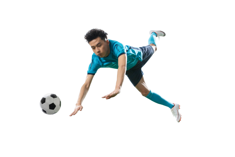 一名男足球运动员踢球 一名男足球运动员踢球