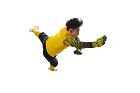 球场上扑球的守门员照片