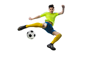 一名男足球运动员踢球图片