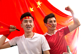 兴奋的球迷欢呼庆祝获胜图片