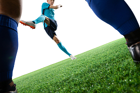 足球运动员在球场上踢球