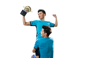 足球运动员欢呼获奖图片