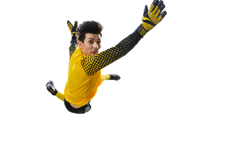 球场上扑球的守门员图片 球场上扑球的守门员图片