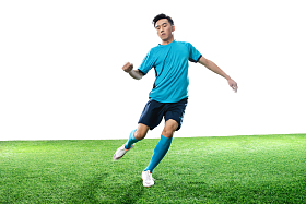 一名男足球运动员踢球图片